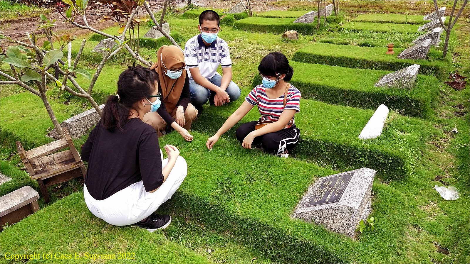 7 Tata Cara Ziarah Kubur ke Makam Orang Tua